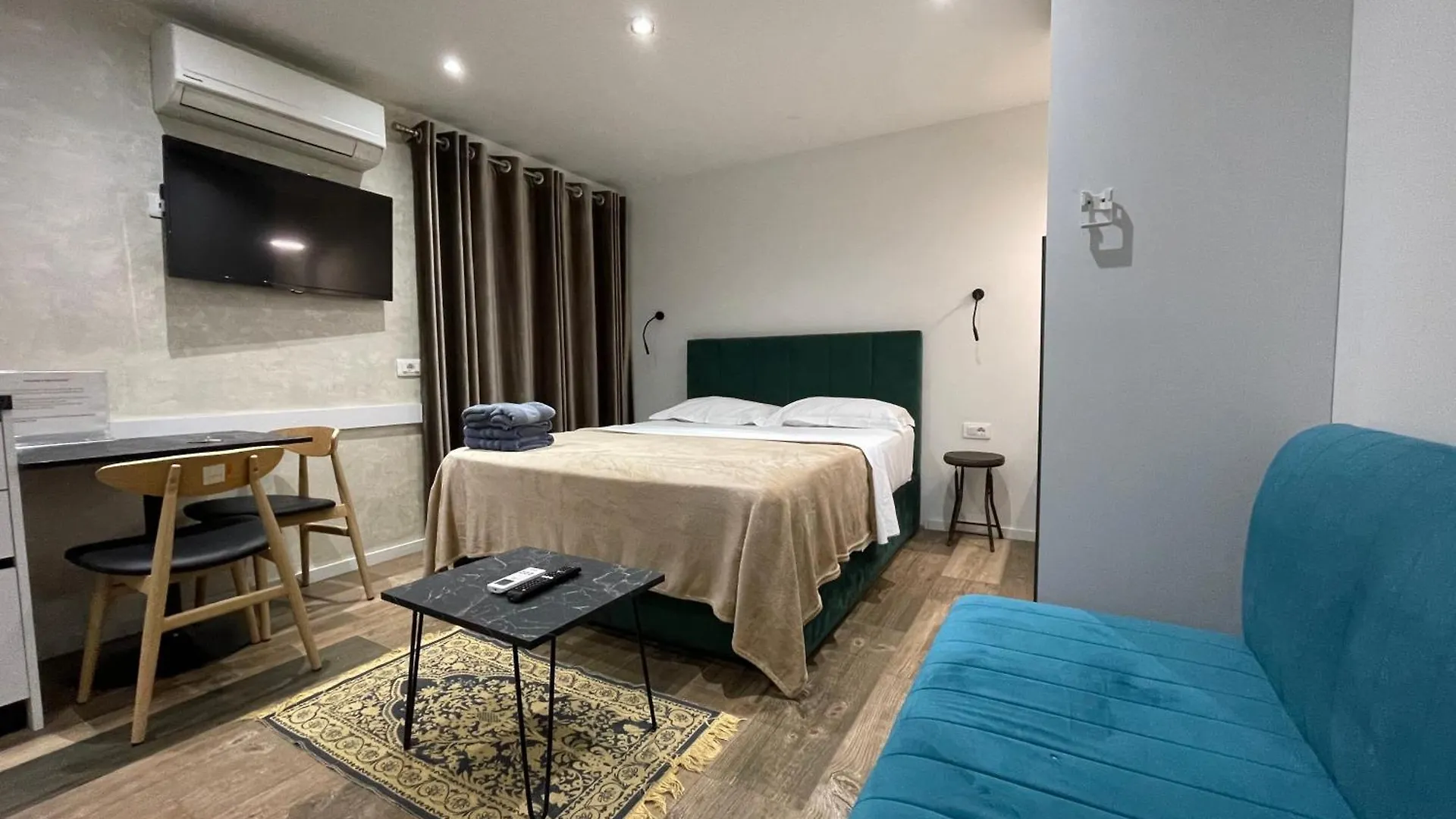 Le Petit Central Apartments Tirana 0*,