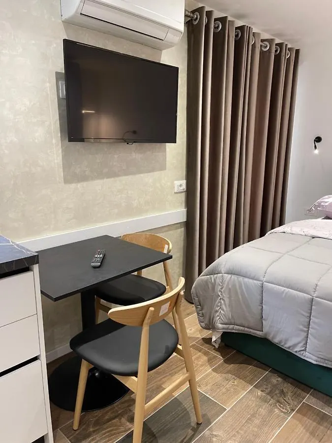 Le Petit Central Apartments Тирана Албания