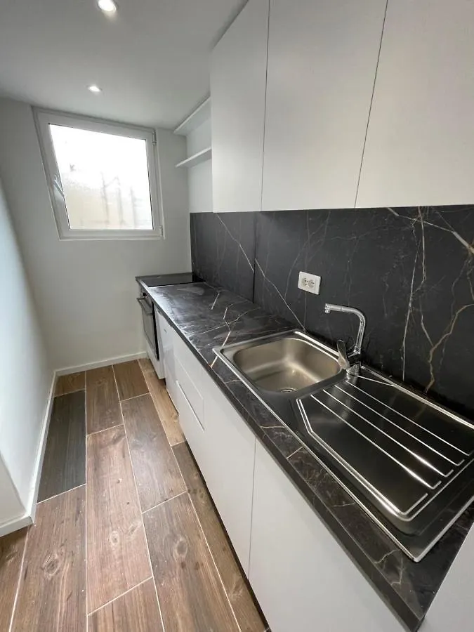 Le Petit Central Apartments Тирана 0*,
