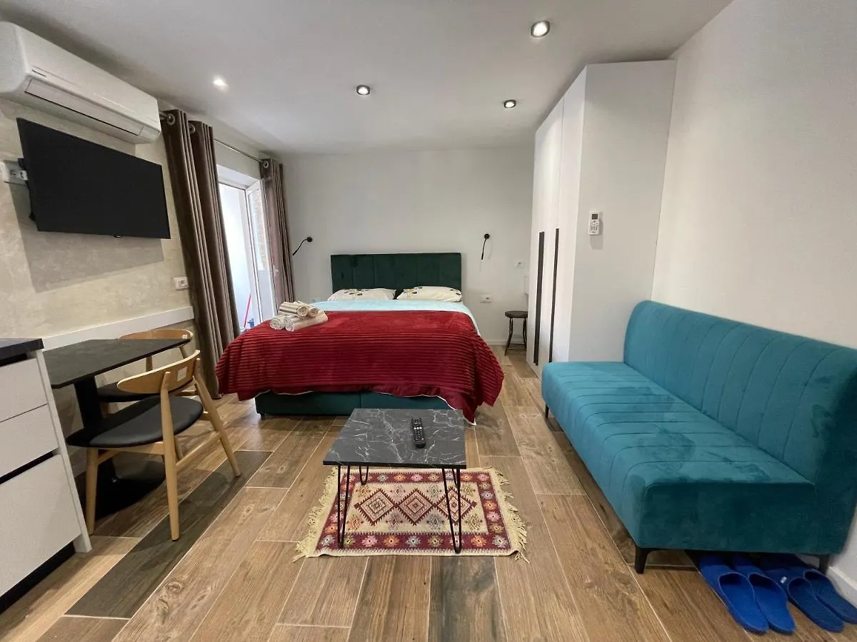 Le Petit Central Apartments Тирана