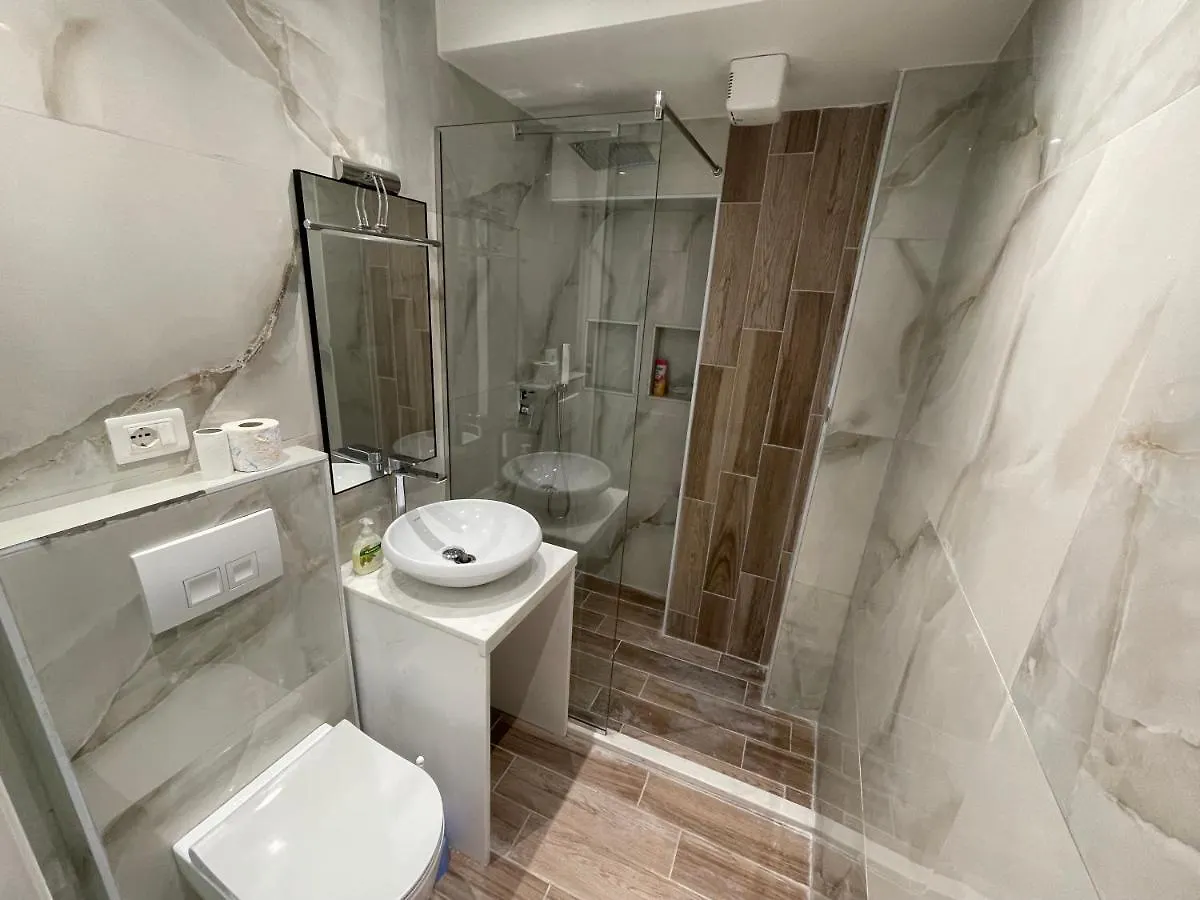 Le Petit Central Apartments Тирана
