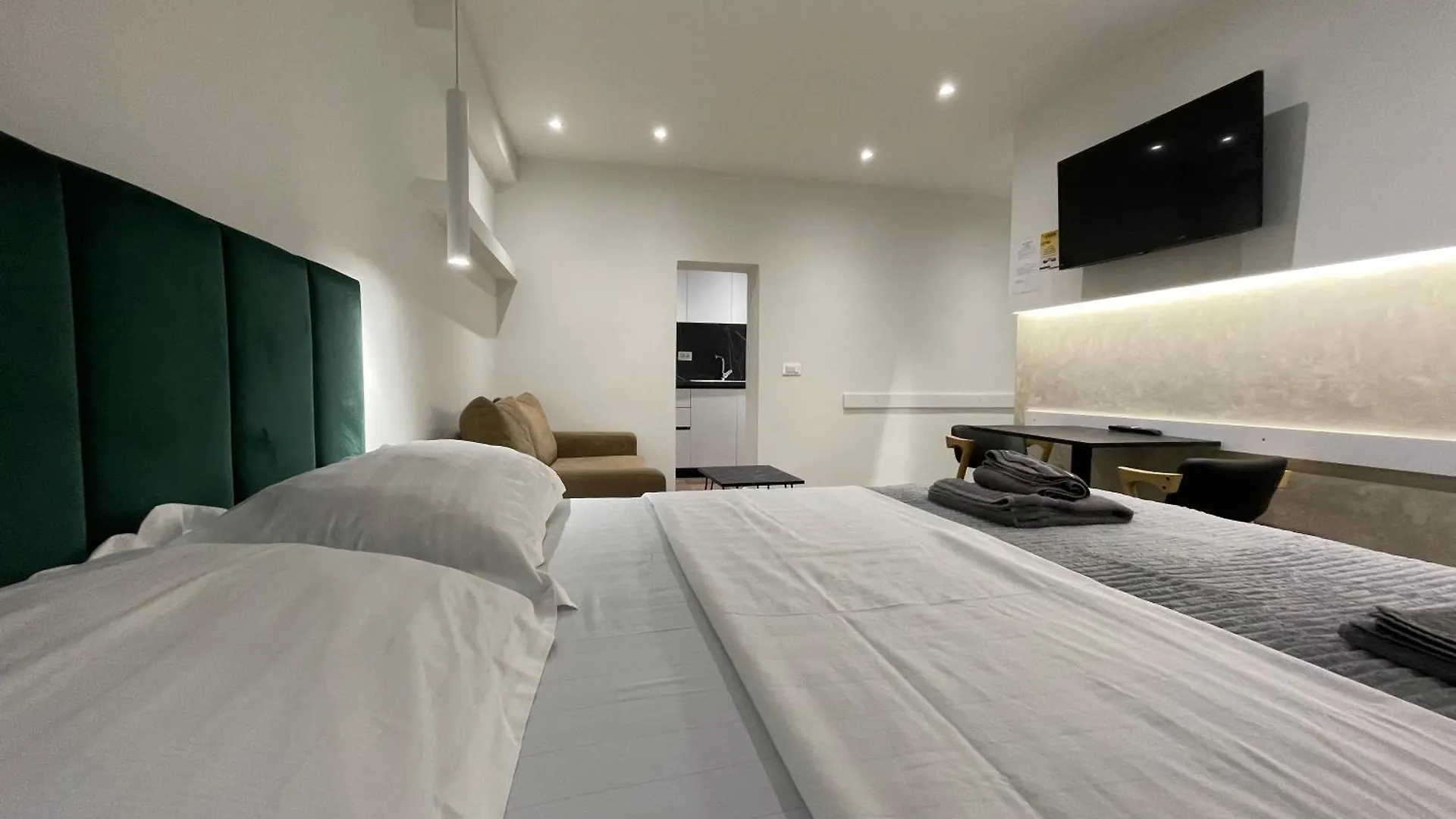 Le Petit Central Apartments Тирана