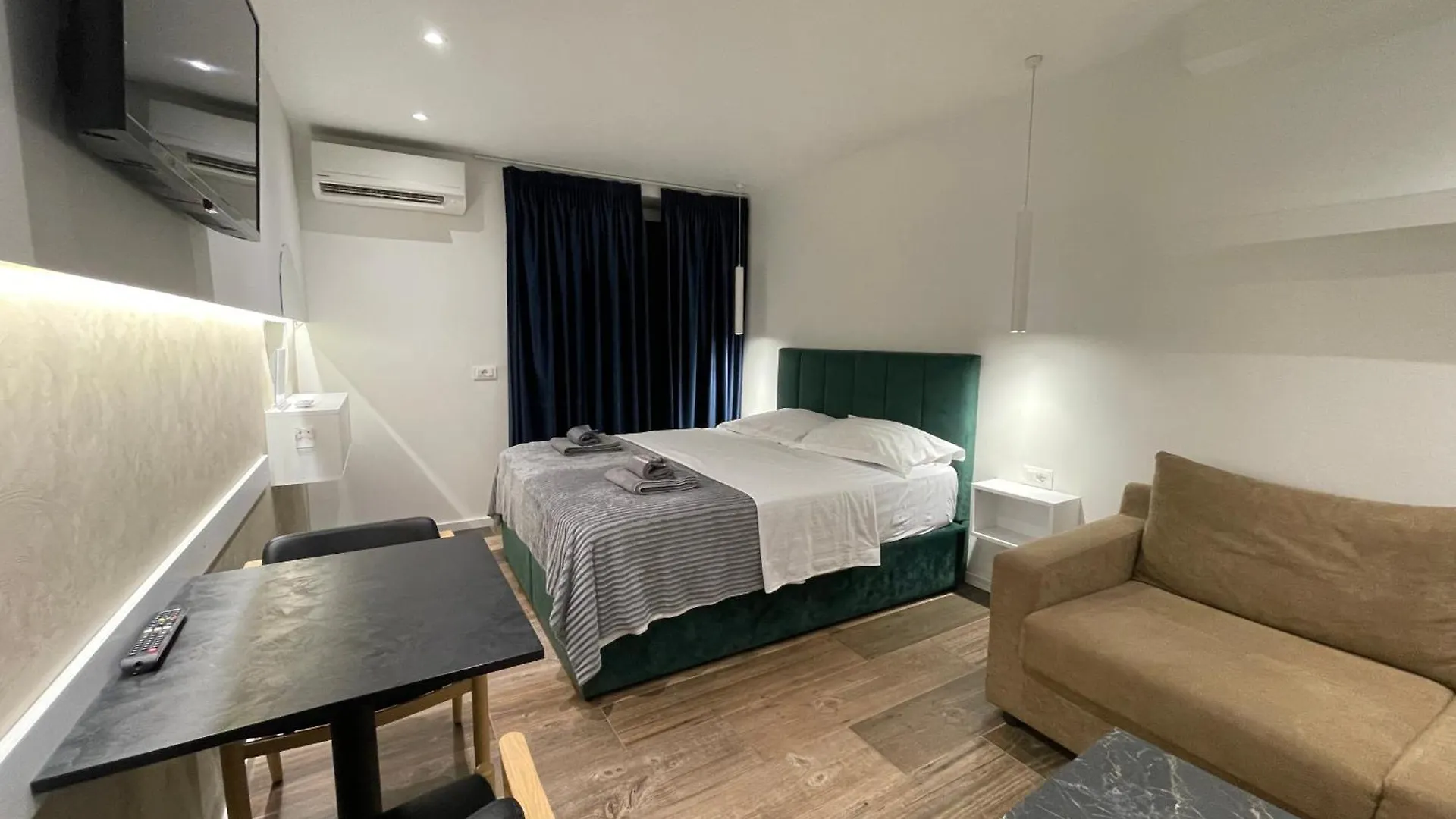 Le Petit Central Apartments Тирана