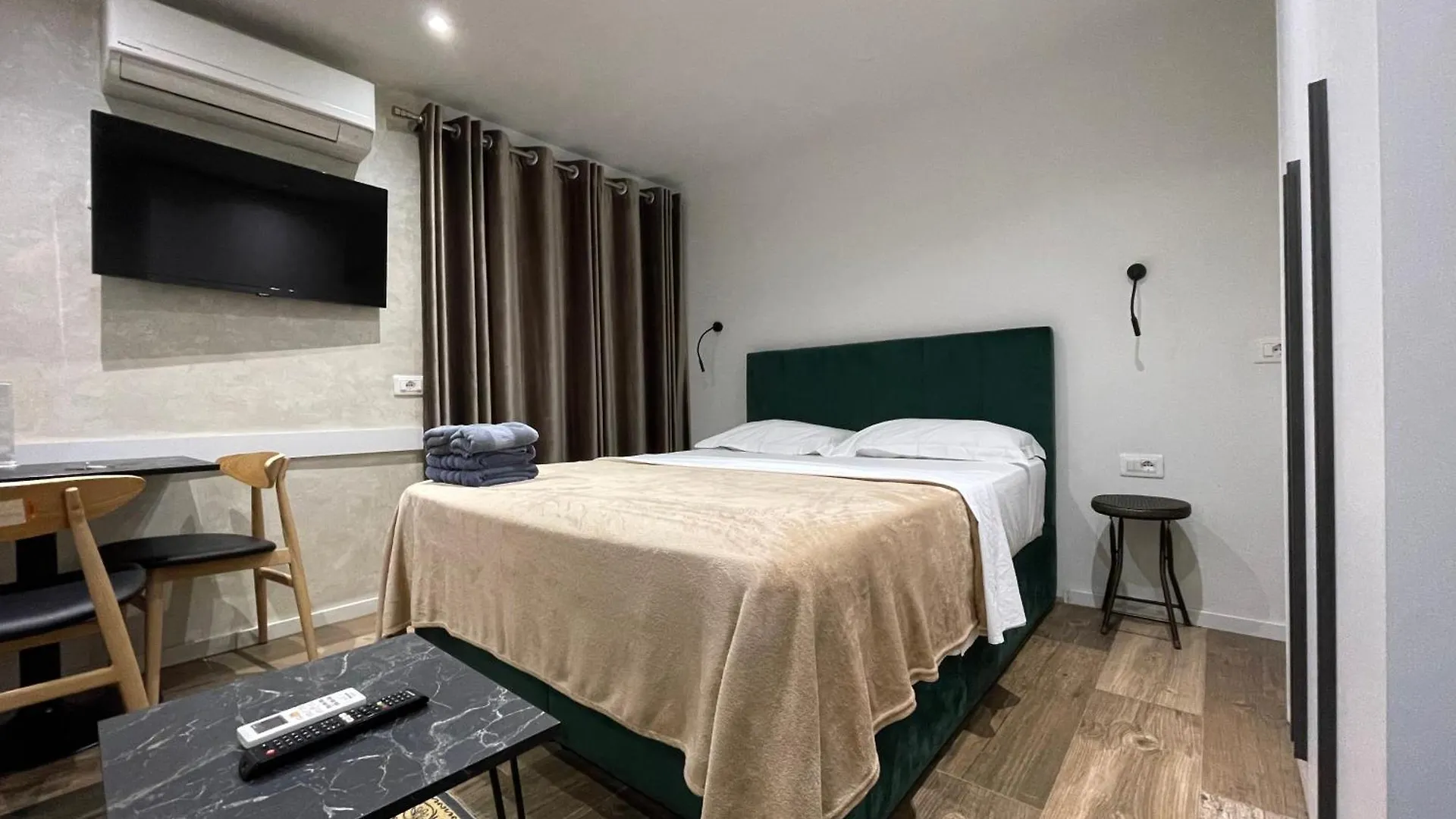 Le Petit Central Apartments Тирана Албания