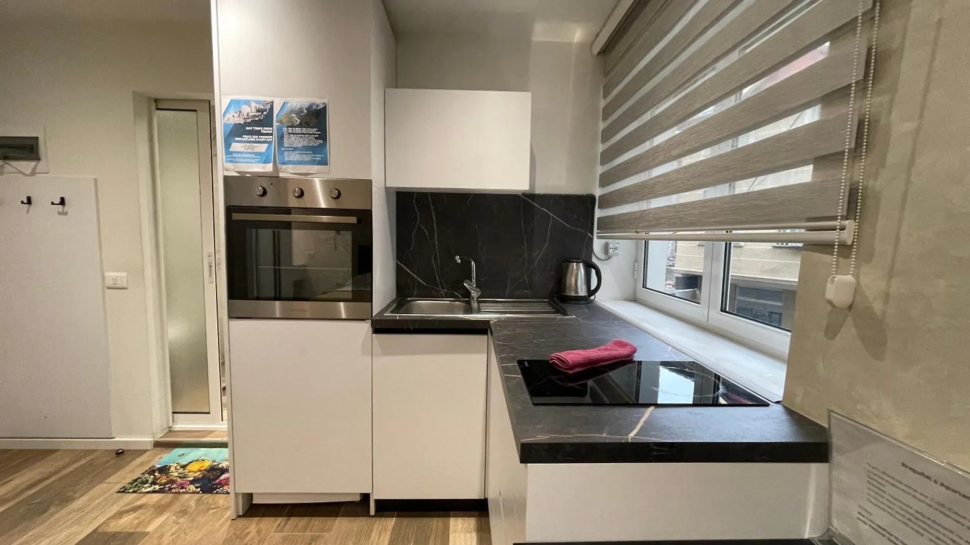 Le Petit Central Apartments Тирана