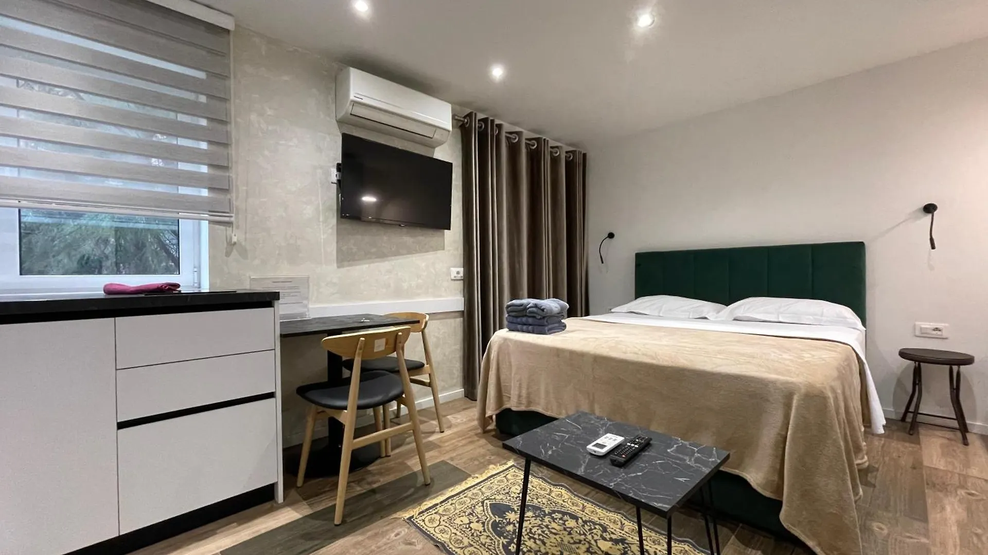 Le Petit Central Apartments Тирана
